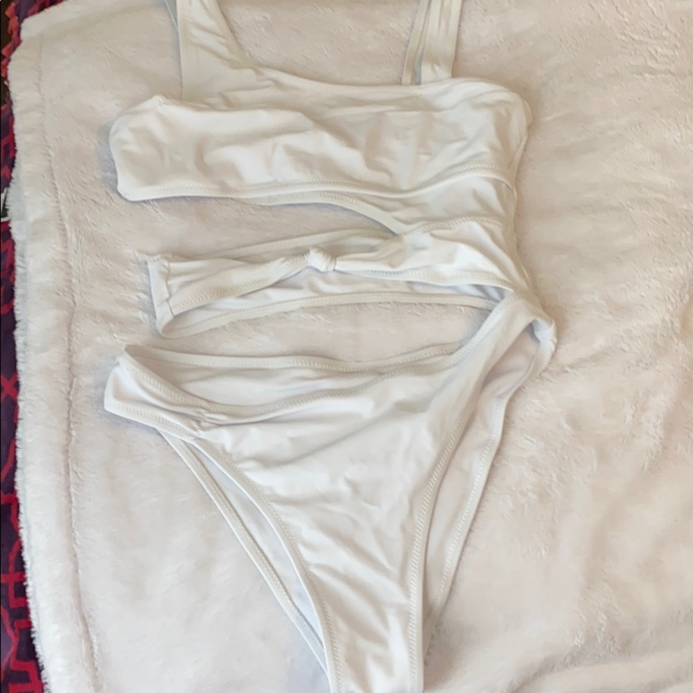 Cut in-out one piece swimsuit